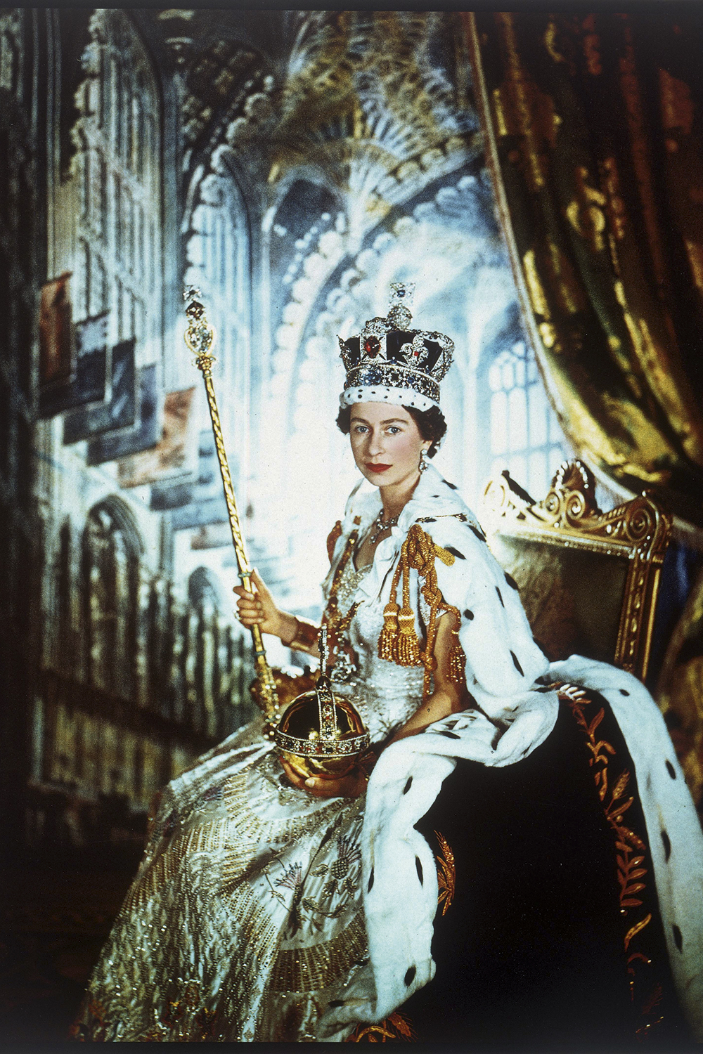 SENHORA DO TEMPO - Elizabeth II na sua coroação: chance de cair e levantar