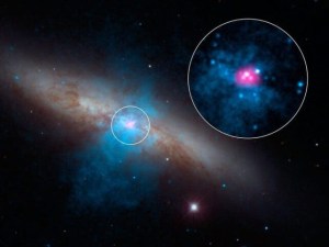 A fonte ultra luminosa de raios-X chamada M82 X-2 é mostrada dentro da galáxia Messier 82. A imagem foi colorida digitalmente -