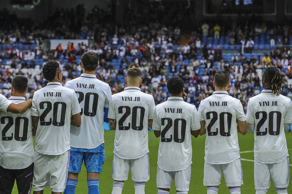TRIBUTO - Jogadores do Real Madrid vestem a camisa de Vini Jr: o brasileiro recebeu apoio irrestrito