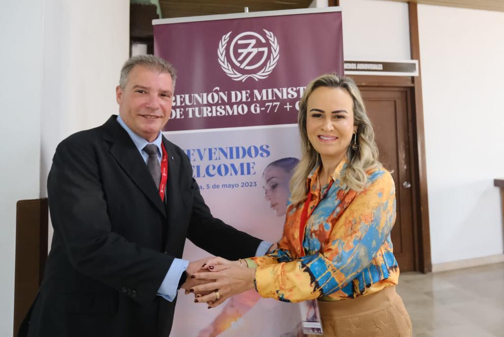 A ministra do Turismo do Brasil, Daniela Carneiro, desembarcou em Cuba nesta quinta-feira e posou para foto com o ministro do Turismo de Cuba, Juan Carlos Granda