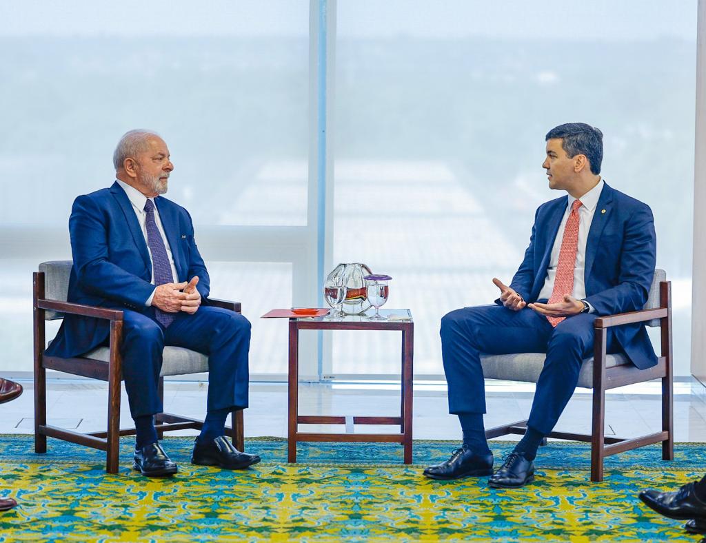 O presidente paraguaio, Santiago Peña, em reunião com o presidente brasileiro, Luiz Inácio Lula da Silva, no Palácio do Planalto, em Brasília. 16/05/2023 -