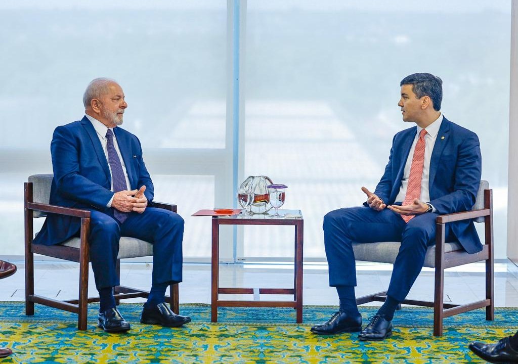 O presidente paraguaio, Santiago Peña, em reunião com o presidente brasileiro, Luiz Inácio Lula da Silva, no Palácio do Planalto, em Brasília. 16/05/2023 -