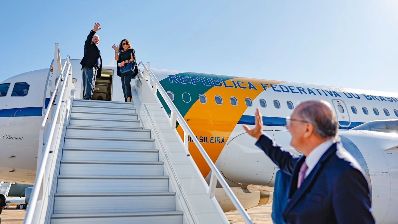 O vice-presidente Geraldo Alckmin se despede do presidente Luiz Inácio Lula da Silva e da primeira-dama, Janja da Silva, na Base Aérea de Brasília.