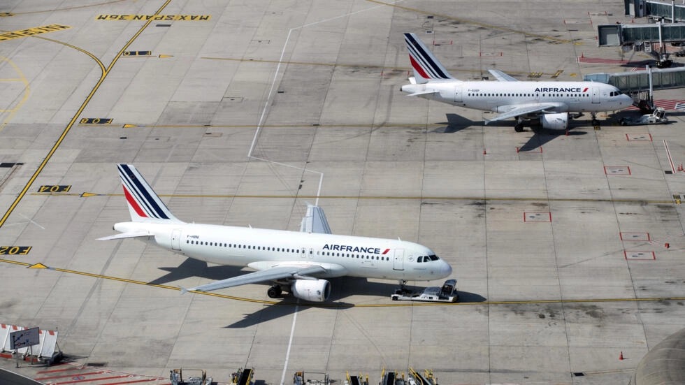 This picture taken on June 27, 2019 shows an Airbus A320 and an Airbus A318 (rear R) airplane of the Air France airline company parked on the tarmac of Roissy-Charles de Gaulle Airport, north of Paris. © Joel Saget, AFP