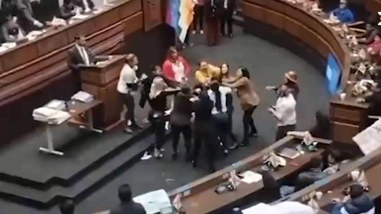 Parlamentares bolivianos brigam em plena sessão plenária do Congresso, em meio a acusações de perseguição política. 24/05/2023 -