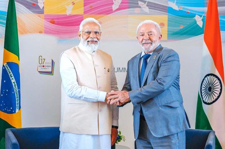 O primeiro-ministro da Índia, Narendra Modi, e o presidente do Brasil, Luiz Inácio Lula da Silva, durante a Cúpúla do G7 no Japão