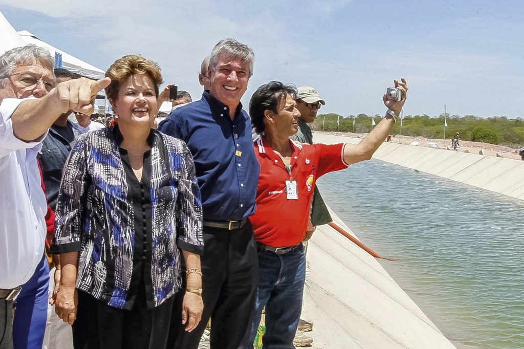 SALTO DO PATRIMÔNIO - O senador por Alagoas, com Dilma: propina no esquema da Petrobras
