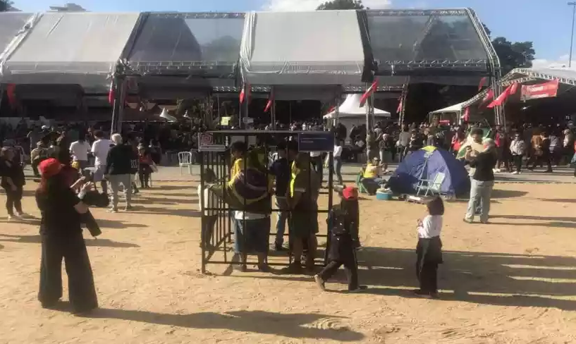 feira do mst – simulação de cela de bolsonaristas reprodução