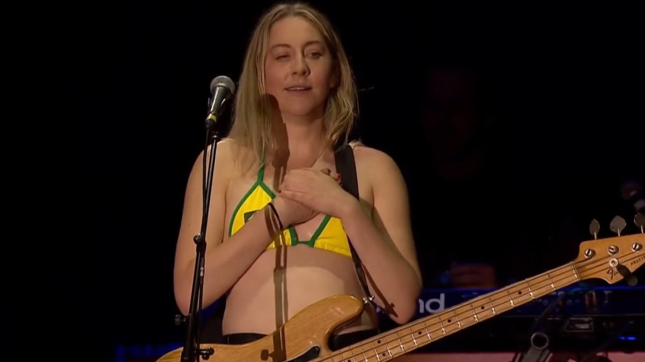 A cantora Este Haim, durante o show no Rio de Janeiro, no festival Mita em 28/05/2023