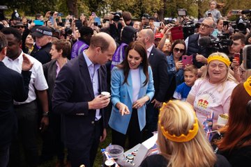 Surpresa: Príncipe William a princesa Kate entre os súditos