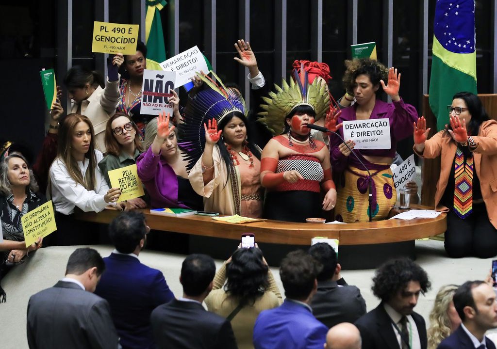 Deputadas contrárias ao marco temporal e a ministra dos Povos Indígenas, Sonia Guajajara, durante votação do PL na Câmara