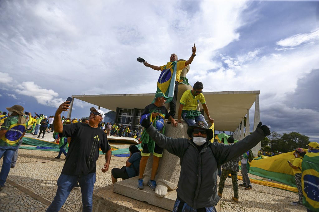 GOLPISMO - 8 de Janeiro: intenção de Bolsonaro é se afastar dos atos vândalos