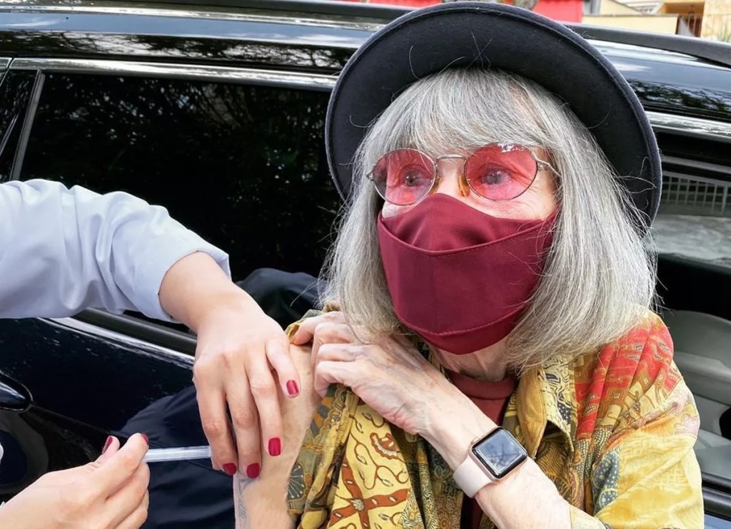 Rita Lee conta em novo livro como vacina de Covid a fez descobrir câncer