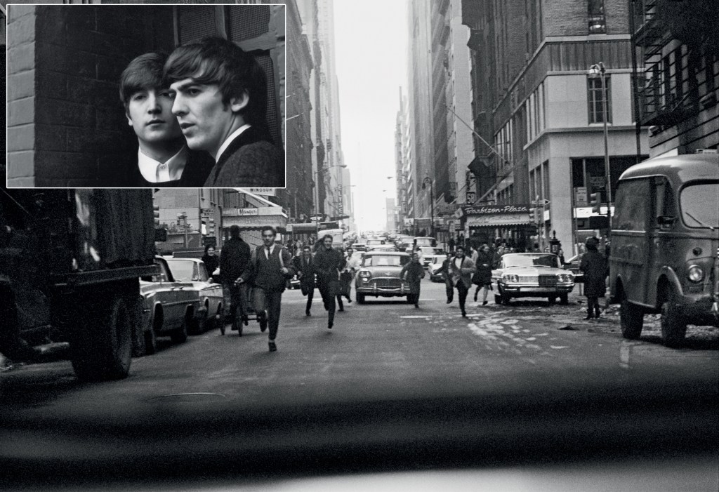 ANOS DOURADOS - John e George (acima) flagrados em Paris durante sessão de fotos para uma revista; abaixo, perseguição dos fãs pelas avenidas de Nova York: a explosão do rock vista por dentro