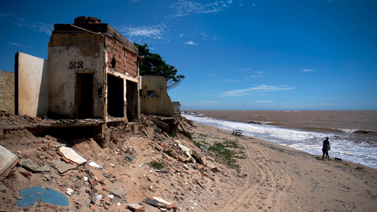 FORÇA DAS ÁGUAS - Atafona: o mar avançou dez quadras e destruiu casas em vilarejo turístico no norte do Rio