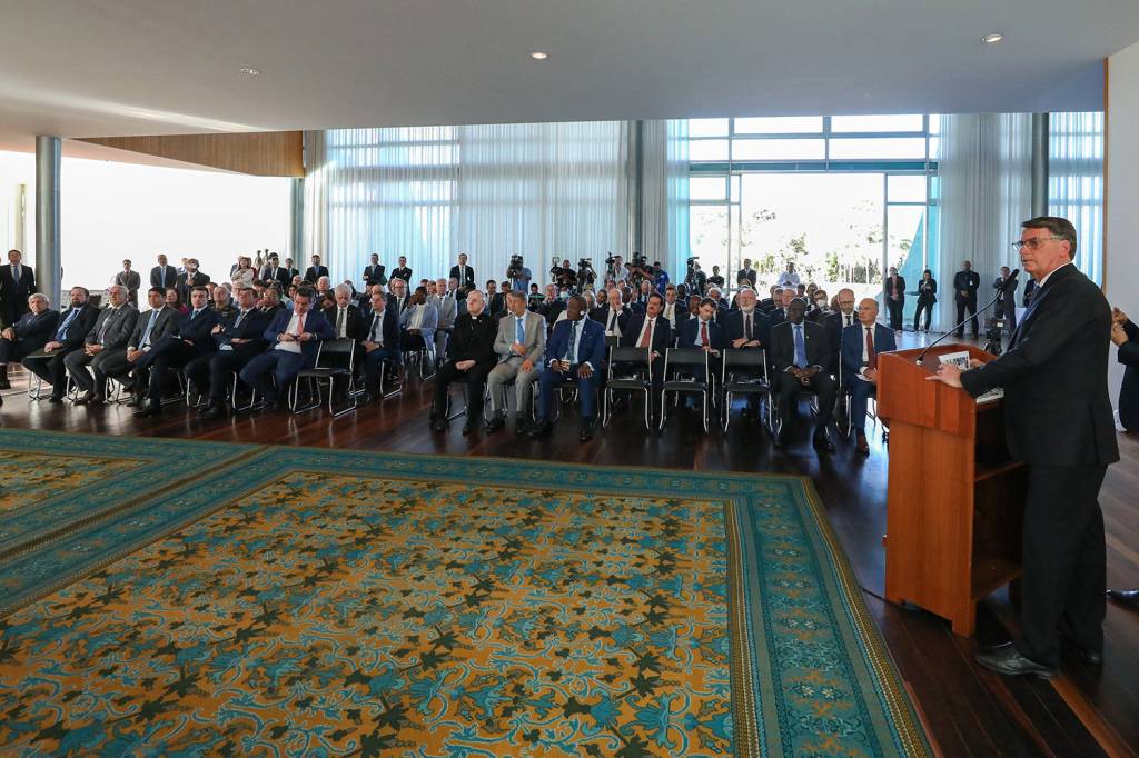 000_32EV2U7 O CRIME - Reunião com embaixadores: pregação oficial contra as urnas