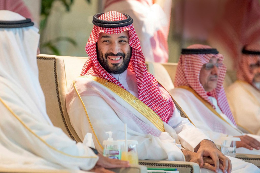 NA TORCIDA - O príncipe saudita assiste a jogo de futebol em estádio de Riad: em busca do soft power