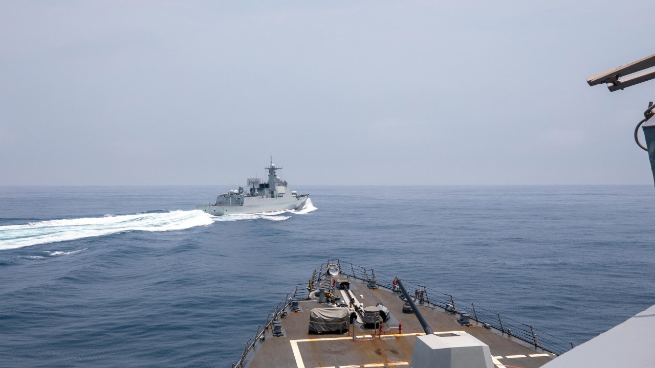 This handout photo taken on June 3, 2023 by the US Navy shows the Arleigh Burke-class guided-missile destroyer USS Chung-Hoon observing the Chinese PLA Navy vessel Luyang III (top) while on a transit through the Taiwan Strait with the Royal Canadian Navy's HMCS Montreal. (Photo by Andre T. Richard / US NAVY / AFP) / RESTRICTED TO EDITORIAL USE - MANDATORY CREDIT "AFP PHOTO / US NAVY / Andre T. Richard " - NO MARKETING NO ADVERTISING CAMPAIGNS - DISTRIBUTED AS A SERVICE TO CLIENTS