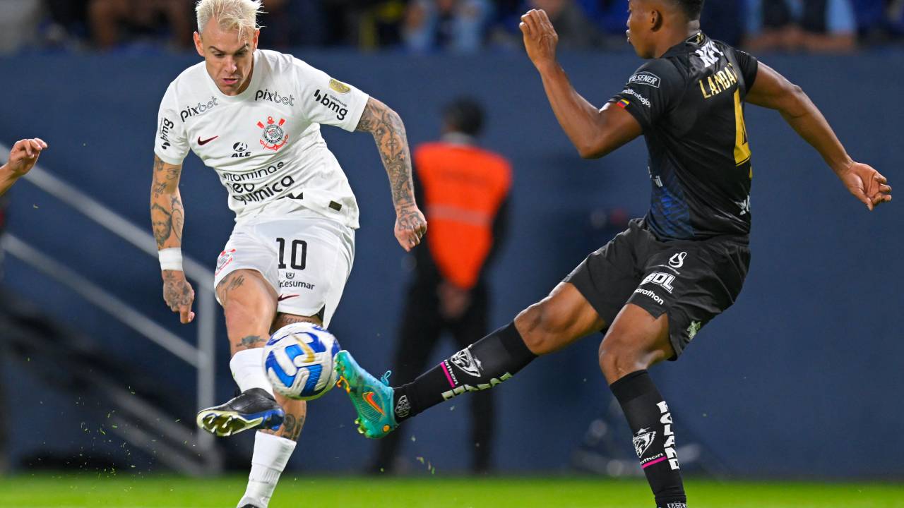 Internacional's midfielder Alan Patrick (L) fights for the ball with Independiente del Valle's defender Anthony Landazuri during the Copa Libertadores group stage second leg football match between Ecuador's Independiente del Valle and Brazil's Corinthians at the Banco Guayaquil stadium in Quito on June 7, 2023. (Photo by Rodrigo BUENDIA / AFP)