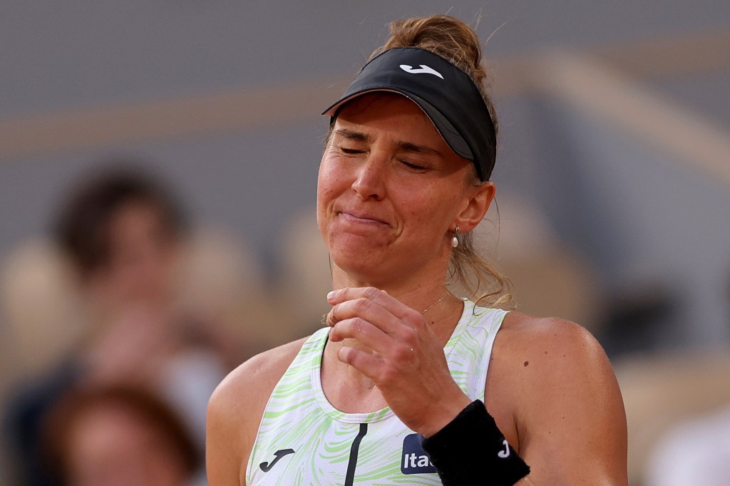 Brazil's Beatriz Haddad Maia reacts as she plays against Poland's Iga Swiatek during their women's singles semi-final match on day twelve of the Roland-Garros Open tennis tournament at the Court Philippe-Chatrier in Paris on June 8, 2023. (Photo by Thomas SAMSON / AFP)