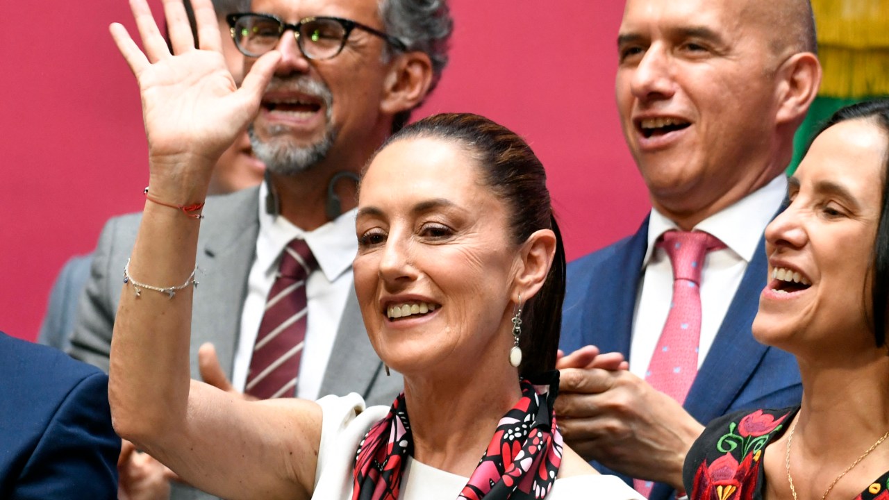 Mexico City Mayor Claudia Sheinbaum waves during a press conference in Mexico City on June 12, 2023. Sheinbaum announced that she resigned from her post to seek the presidency of Mexico for the leftist ruling party, emerging as a favorite to succeed President Andrés Manuel López Obrador. (Photo by CLAUDIO CRUZ / AFP)