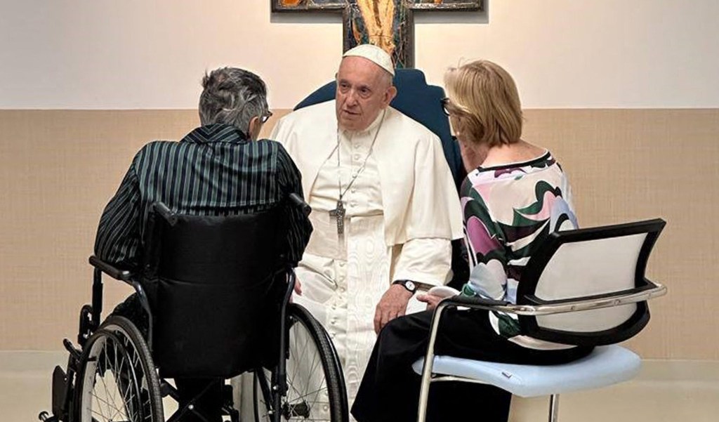 This photo taken and issued as a handout by the Vatican media on June 15, 2023 shows Pope Francis talking with a patient while visiting the paediatric oncology and child neurosurgery ward, adjacent to the flat where he is convalescing, at the Gemelli hospital in Rome. Pope Francis, who has been recovering from abdominal surgery in a Rome hospital, will be discharged "in the next few days", the Vatican said on June 14. Francis, 86, underwent a three-hour operation at the Gemelli hospital in Rome on June 7, the latest health procedure for the leader of the Catholic Church. (Photo by Handout / VATICAN MEDIA / AFP) / RESTRICTED TO EDITORIAL USE - MANDATORY CREDIT "AFP PHOTO / VATICAN MEDIA" - NO MARKETING NO ADVERTISING CAMPAIGNS - DISTRIBUTED AS A SERVICE TO CLIENTS