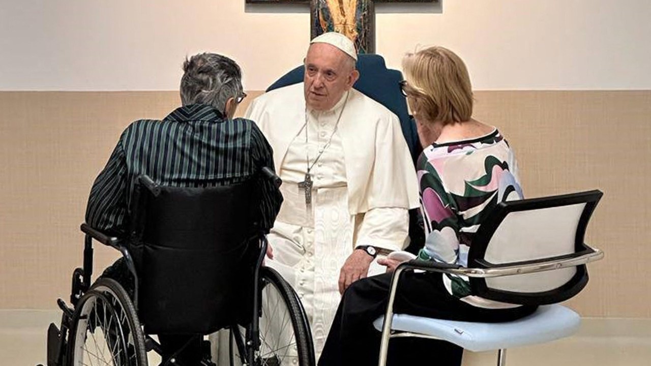 This photo taken and issued as a handout by the Vatican media on June 15, 2023 shows Pope Francis talking with a patient while visiting the paediatric oncology and child neurosurgery ward, adjacent to the flat where he is convalescing, at the Gemelli hospital in Rome. Pope Francis, who has been recovering from abdominal surgery in a Rome hospital, will be discharged "in the next few days", the Vatican said on June 14. Francis, 86, underwent a three-hour operation at the Gemelli hospital in Rome on June 7, the latest health procedure for the leader of the Catholic Church. (Photo by Handout / VATICAN MEDIA / AFP) / RESTRICTED TO EDITORIAL USE - MANDATORY CREDIT "AFP PHOTO / VATICAN MEDIA" - NO MARKETING NO ADVERTISING CAMPAIGNS - DISTRIBUTED AS A SERVICE TO CLIENTS