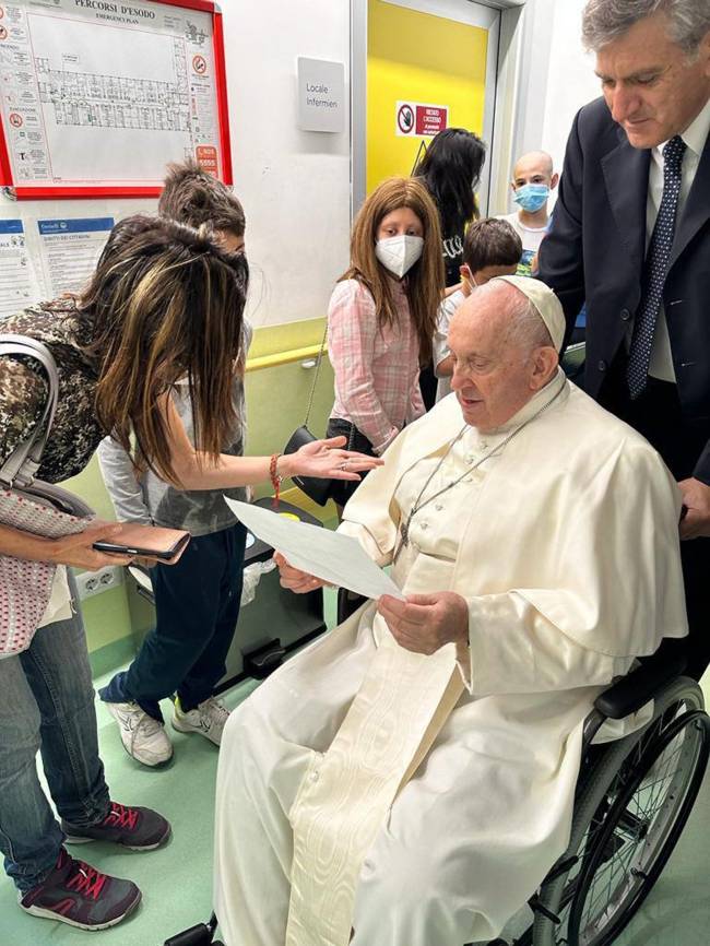 This photo taken and issued as a handout by the Vatican media on June 15, 2023 shows Pope Francis visiting the paediatric oncology and child neurosurgery ward, adjacent to the flat where he is convalescing, at the Gemelli hospital in Rome. Pope Francis, who has been recovering from abdominal surgery in a Rome hospital, will be discharged