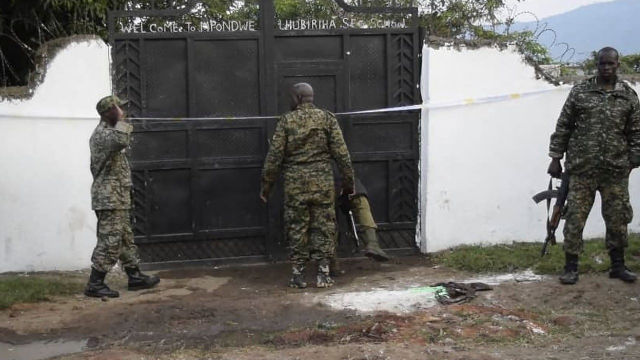 Grupo ligado ao Estado Islâmico mata dezenas em ataque a escola em Uganda (17/06/2023)