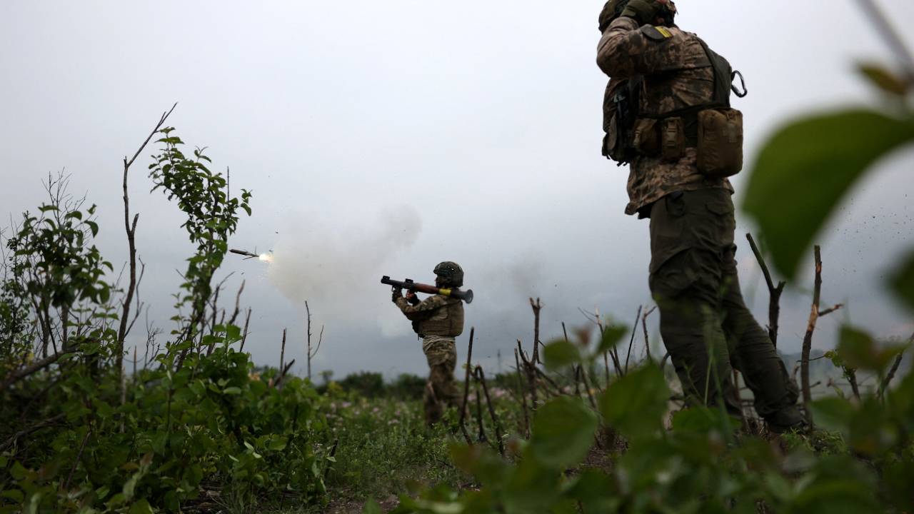 Ukrainian soldiers of the 28th Separate Mechanized Brigade fire a grenade launcher at the front line near the town of Bakhmut, Donetsk region, on June 17, 2023, amid the Russian invasion of Ukraine. (Photo by Anatolii STEPANOV / AFP)