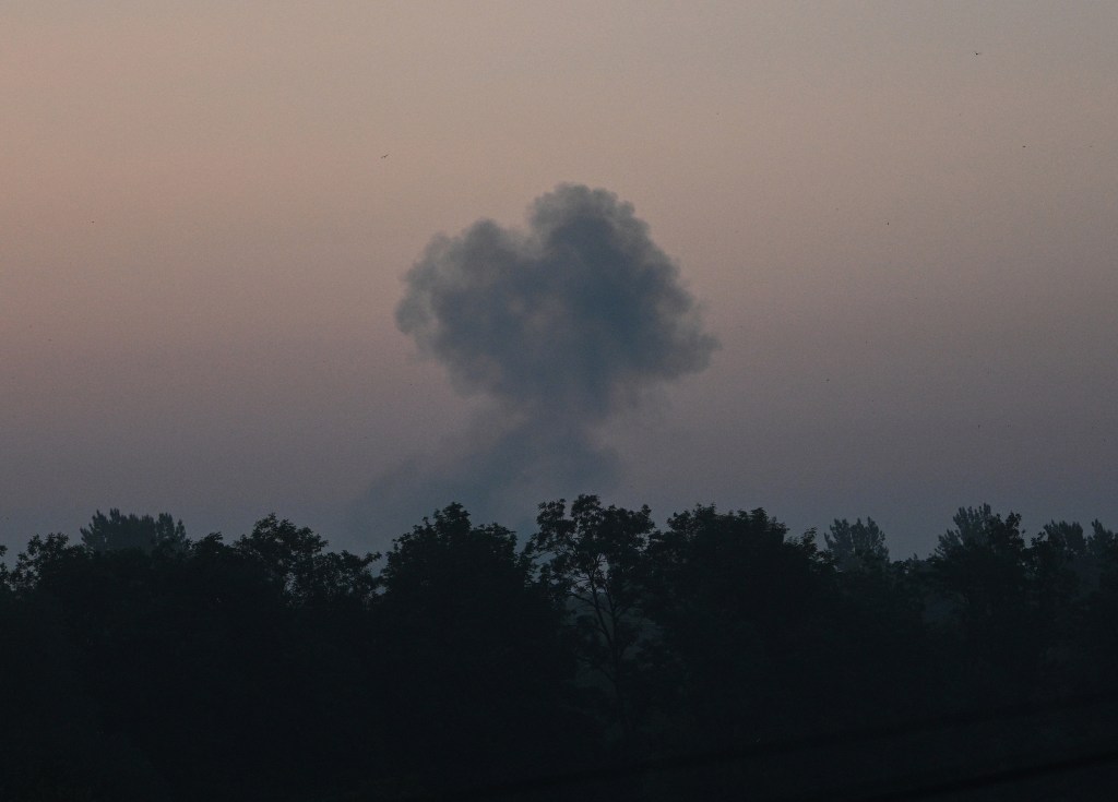 Ataque com drone na cidade de Lviv produz nuvem de fumaça no céu da Ucrânia. 20/06/2023 -