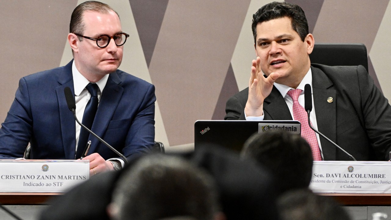 Cristiano Zanin Martins, indicado por Lula ao STF, ao lado do presidente da CCJ, Davi Alcolumbre