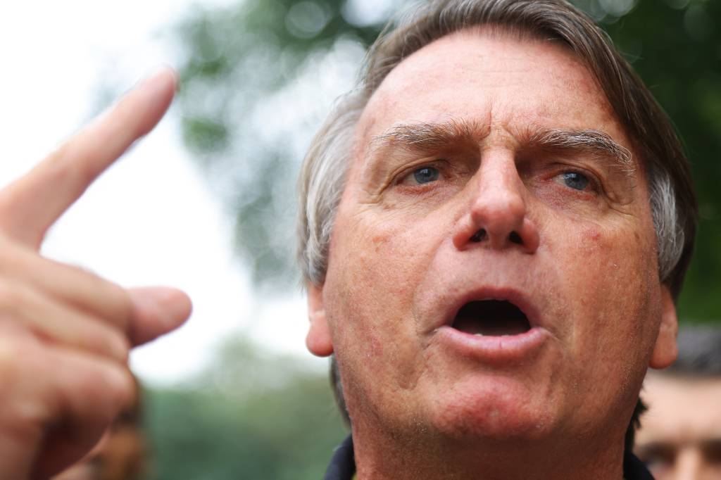 Bolsonaro diz que recebimento de pedras preciosas é calúnia de deputada