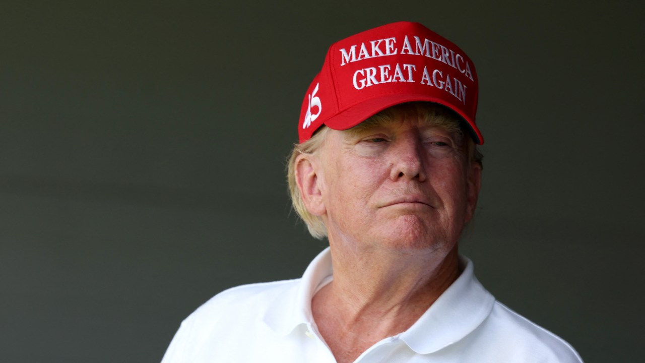 STERLING, VIRGINIA - MAY 26: Former US President Donald Trump watches from a box on the 18th green during day one of the LIV Golf Invitational - DC at Trump National Golf Club on May 26, 2023 in Sterling, Virginia. Rob Carr/Getty Images/AFP (Photo by Rob Carr / GETTY IMAGES NORTH AMERICA / Getty Images via AFP)
