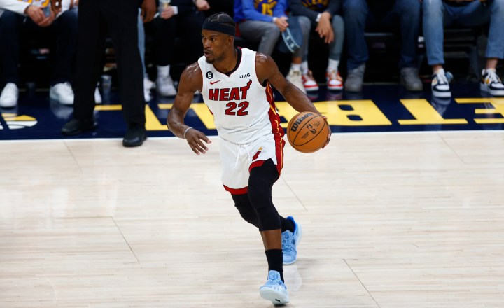 Miami Heat vence Denver Nuggets no segundo jogo da final e empata série