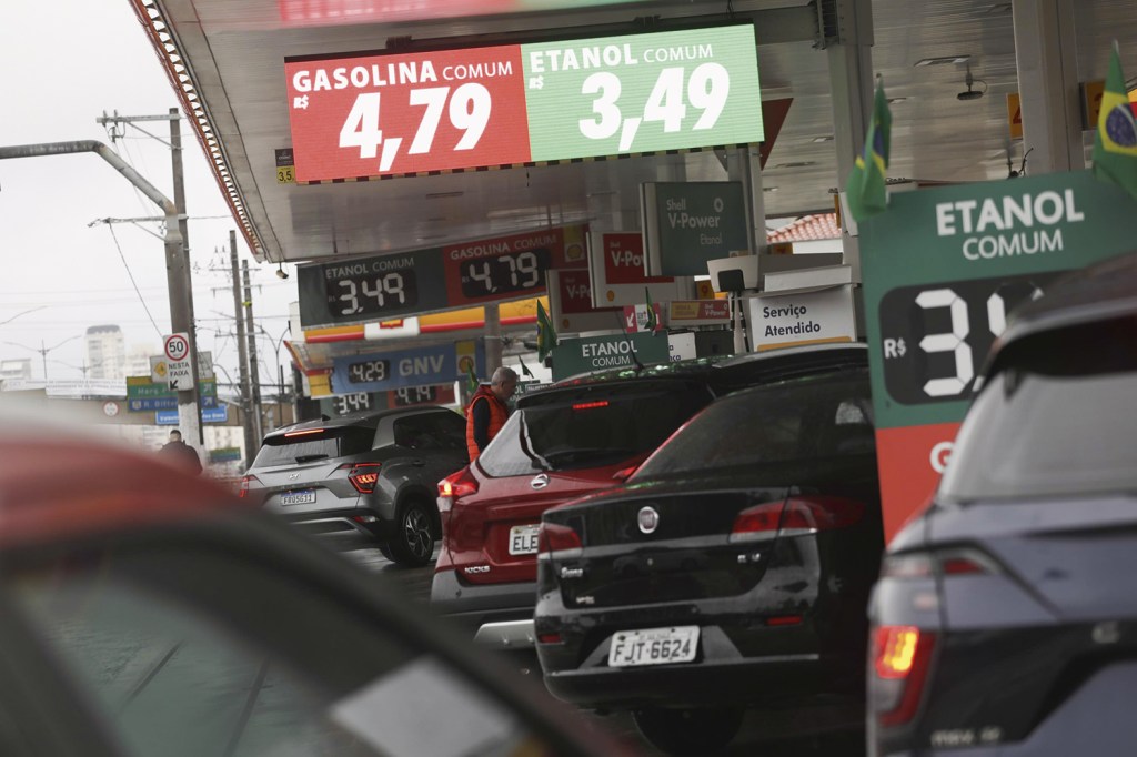 NO POSTO - Fila para abastecer: diminuição da gasolina e do etanol provoca impacto em toda a cadeia econômica