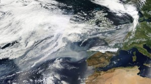 Fumaça de incêndios no Canadá cruza o Oceano Atlântico e atinge a Europa, segundo imagem de satélite feita pela Nasa