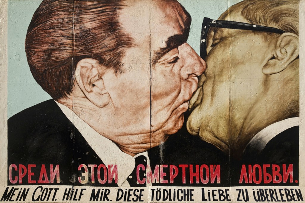 NA POLÍTICA - Muro de Berlim: grafite ironiza amizade dos líderes soviético e alemão-oriental