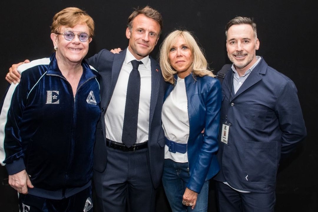 O presidente francês, Emmanuel Macron, e a primeira-dama, Brigitte Macron, se encontram com o cantor britânico Elton John e seu marido, David Furnish, durante um show da tour Farewell Yellow Brick Road na Accor Arena em Paris. 29/06/2023 -