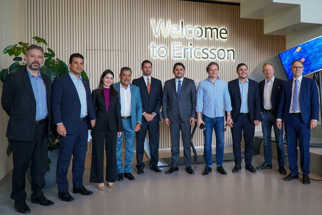 O ministro Juscelino Filho (ao centro, de gravata azul) em visita à sede da Ericsson, na Suécia, acompanhado de outros participantes da missão brasileira, como o senador Dr. Hiran (terceiro da esquerda para a direita)