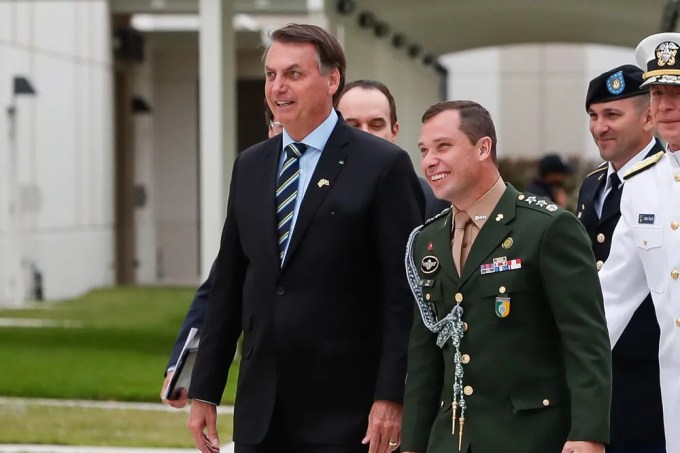 O ex-presidente Jair Bolsonaro e seu ex-ajudante, o tenente-coronel Mauro Cid