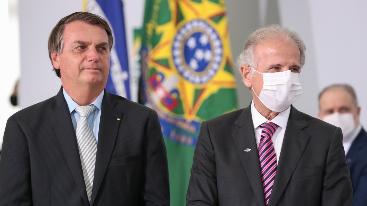 O ex-presidente Jair Bolsonaro e o ex-presidente do Tribunal de Contas da União, José Mucio Monteiro, hoje ministro da Defesa, durante evento no Palácio do Planalto em dezembro de 2020
