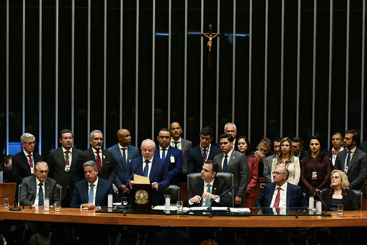 HARMONIA - Chefes do Executivo, Legislativo e Judiciário dividem a mesa na posse do presidente Lula