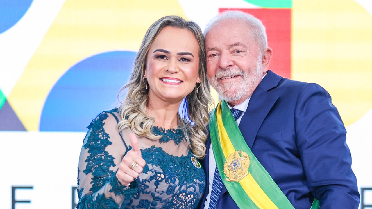 O presidente Lula empossa a ministra do Turismo, Daniela Carneiro, no dia 1º de janeiro