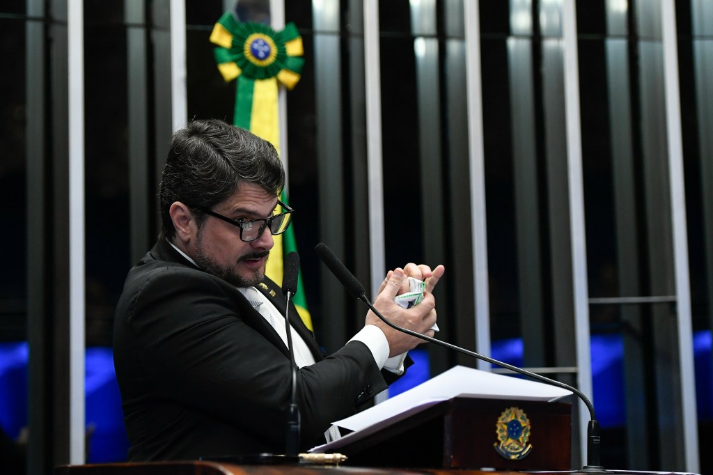 O embaixador do Brasil na Argentina, Julio Glinternick Bitelli, durante sabatina no Senado no ano passado