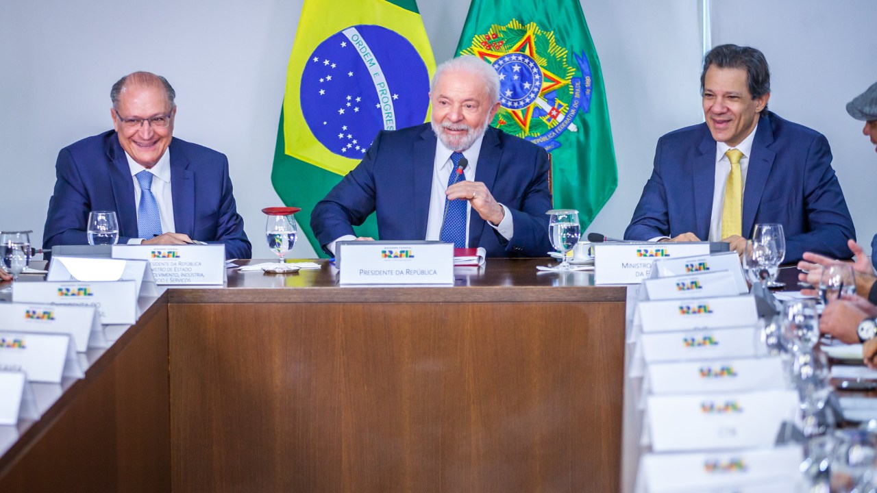O vice-presidente Geraldo Alckmin, o presidente Lula e o ministro Fernando Haddad