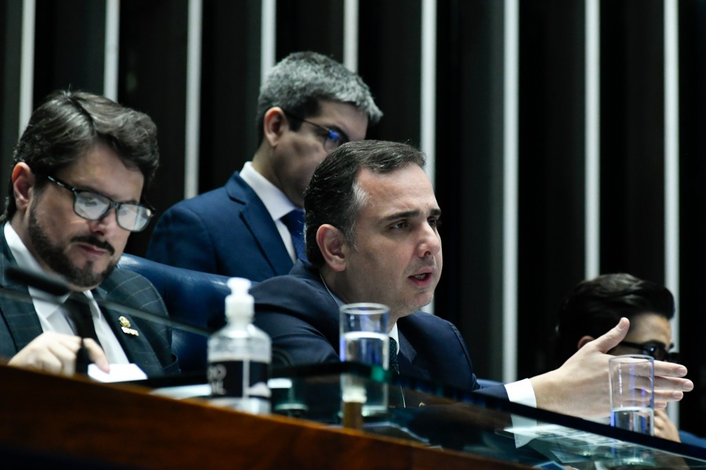 O presidente do Senado, Rodrigo Pacheco (PSD-MG), e os senadores Randolfe Rodrigues e Marcos do Val (Podemos-ES) durante votação no plenário nesta quinta-feira (1º)