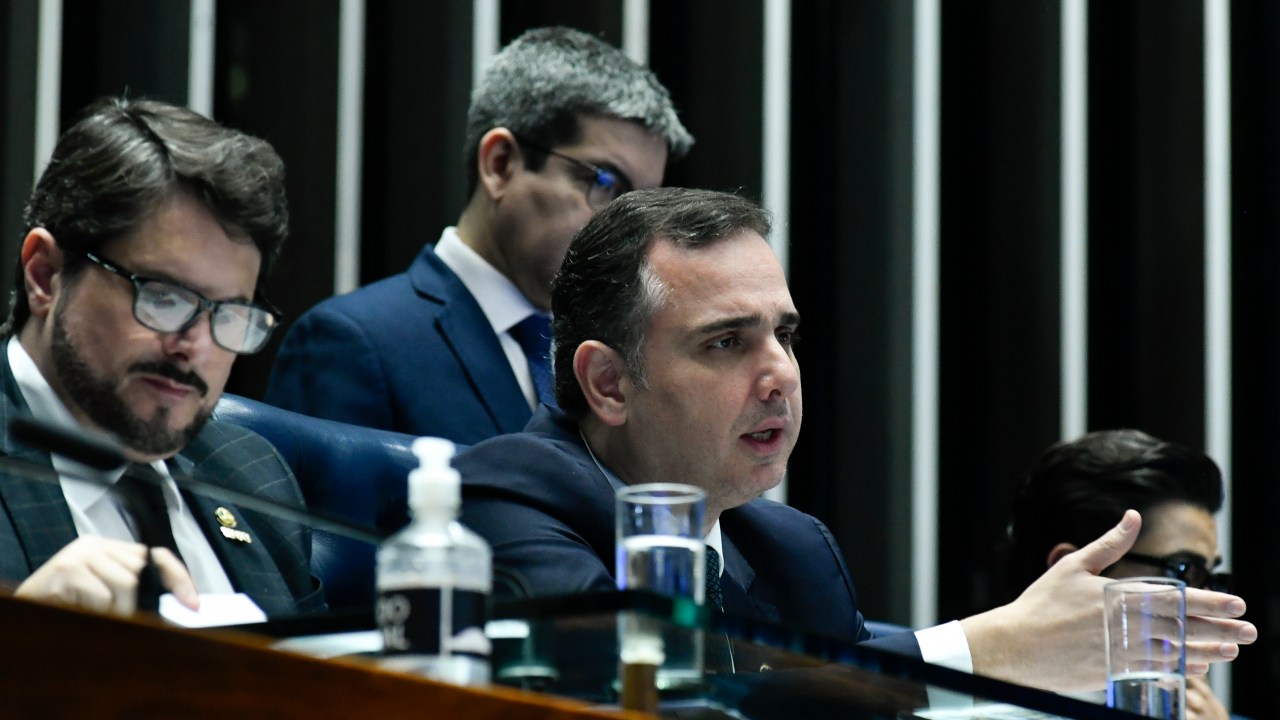 O presidente do Senado, Rodrigo Pacheco (PSD-MG), e os senadores Randolfe Rodrigues e Marcos do Val (Podemos-ES) durante votação no plenário nesta quinta-feira (1º)