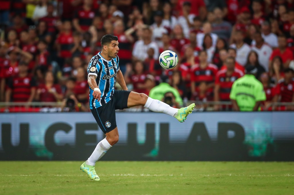 FUTEBOL/CAMPEONATO BRASILEIRO 2023 /GREMIO X FLAMENGO - ESPORTES - Lance da partida entre Gremio e Flamengo disputada na tarde deste domingo, na Estadio do Maracana, no Rio de Janeiro, em partida valida pela Campeonato Brasileiro 2023. FOTO: LUCAS UEBEL/GREMIO FBPA