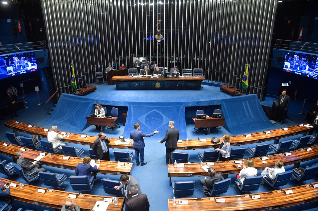 O líder do governo no Congresso, senador Randolfe Rodrigues (à dir.): fatura cobrada do Planalto em acordo subiu e chegou a R$ 4,26 bilhões em emendas após derrubada de vetos